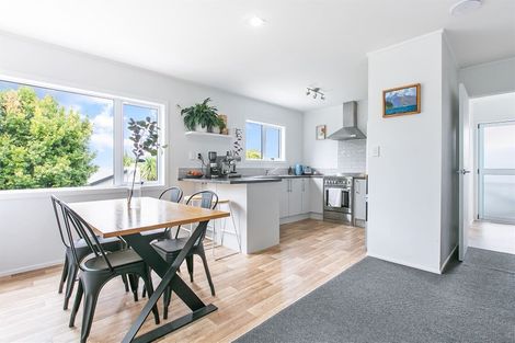 Photo of property in 2/34 Lambrown Drive, Totara Vale, Auckland, 0629