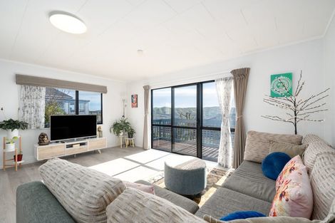 Photo of property in 8 Maraval Crescent, Grenada Village, Wellington, 6037
