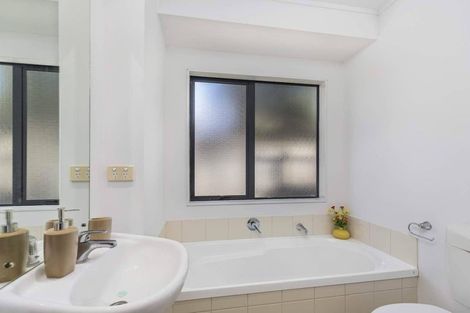 Photo of property in 18 Ballydonegan Rise, East Tamaki, Auckland, 2013