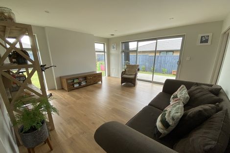 Photo of property in 9 Larmer Drive, Kumeu, 0810