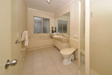 Photo of property in 2/49 Ribbonwood Crescent, Goodwood Heights, Auckland, 2105