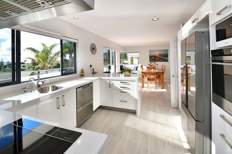 Photo of property in 144 Red Beach Road, Red Beach, 0932