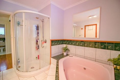 Photo of property in 140 Aokautere Drive, Fitzherbert, Palmerston North, 4410