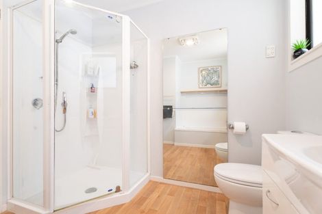 Photo of property in 31 Cheltenham Terrace, Newlands, Wellington, 6037