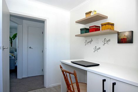 Photo of property in 7c Cheyne Walk, Newlands, Wellington, 6037