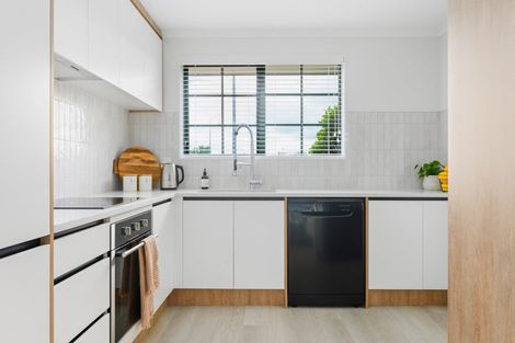 Photo of property in 19 Waiwherowhero Drive, St Andrews, Hamilton, 3200