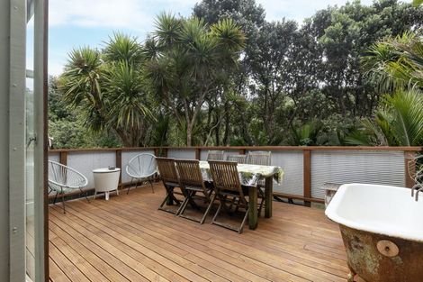 Photo of property in 33 Glenesk Road, Piha, New Lynn, 0772
