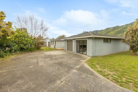 Photo of property in 10 Graham Grove, Waikanae, 5036