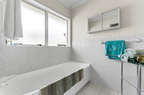 Photo of property in 8 Vanderbilt Parade, Albany, Auckland, 0632