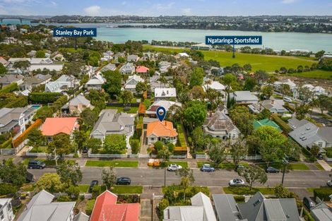 Photo of property in 1/27 Summer Street, Stanley Point, Auckland, 0624
