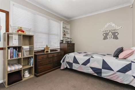 Photo of property in 22 Rewarewa Road, Te Atatu Peninsula, Auckland, 0610