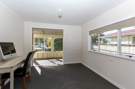 Photo of property in 11 Truby King Street, Merrilands, New Plymouth, 4312