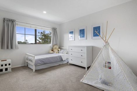 Photo of property in 44 Ravenstone Place, Chatswood, Auckland, 0626