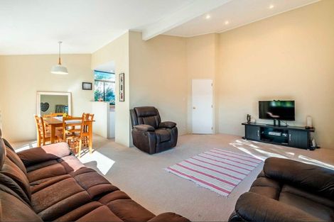 Photo of property in 2/41 Radiata Lane, Chatswood, Auckland, 0626