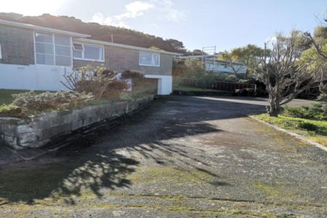Photo of property in 5 Walnut Way, Maungaraki, Lower Hutt, 5010