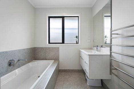 Photo of property in 21 Sardinia Grove, Fitzherbert, Palmerston North, 4410