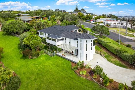 Photo of property in 1/4 Roberts Road, Matakatia, Whangaparaoa, 0930