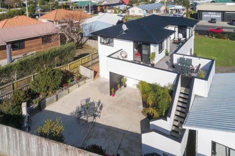 Photo of property in 100 Ocean Road, Whangamata, 3620