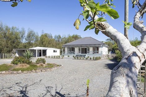 Photo of property in 231 Waitakere Road, Taupaki, Henderson, 0782