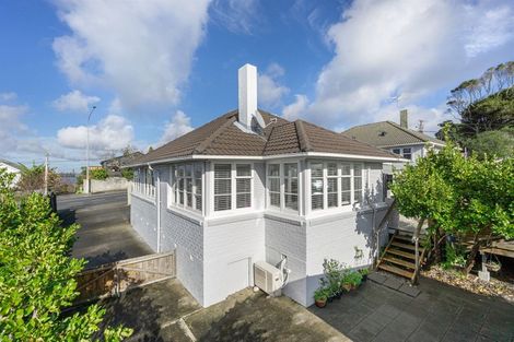 Photo of property in 83 Onewa Road, Northcote, Auckland, 0627