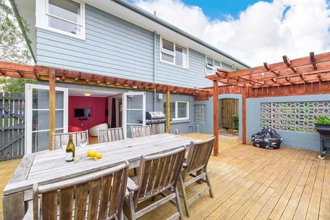 Photo of property in 6 Ravenwood Drive, Forrest Hill, Auckland, 0620