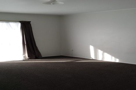 Photo of property in 2/17 Woodside Road, Massey, Auckland, 0614