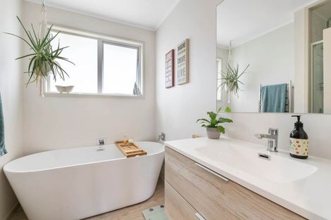 Photo of property in 58 Brian Crescent, Stanmore Bay, Whangaparaoa, 0932