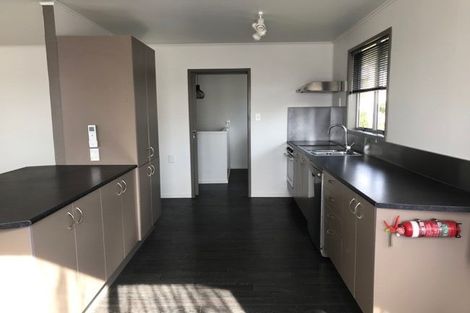 Photo of property in 32 Roick Parade, Glen Eden, Auckland, 0602