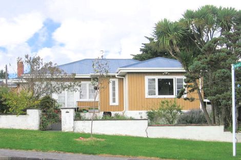 Photo of property in 17 Lavelle Road, Henderson, Auckland, 0612