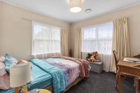 Photo of property in 22 Batchelor Street, Newlands, Wellington, 6037