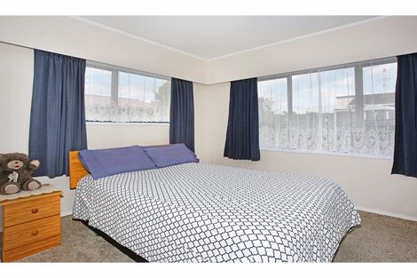 Photo of property in 48 Edgewater Parade, Waiuku, 2123