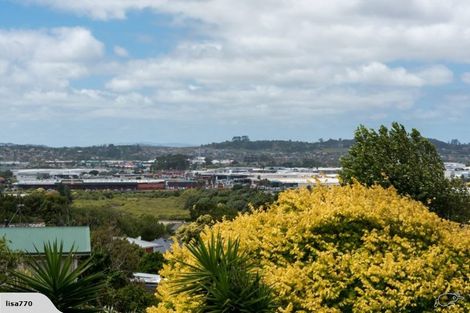 Photo of property in 15 Ellesmere Crescent, Pakuranga Heights, Auckland, 2010