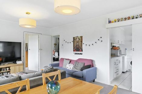 Photo of property in 2/139 Queens Drive, Lyall Bay, Wellington, 6022