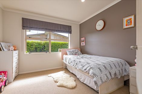 Photo of property in 6 Orlando Way, Kelvin Grove, Palmerston North, 4414