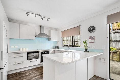 Photo of property in 21 View Ridge Drive, Ranui, Auckland, 0612