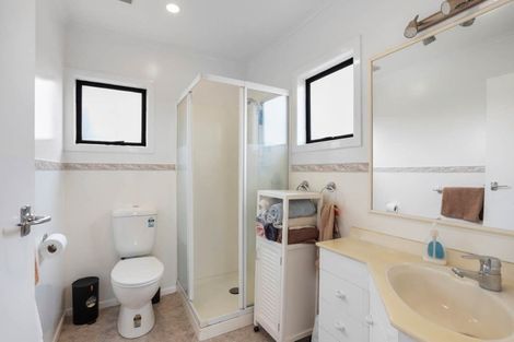 Photo of property in 34 Hobsonville Road, West Harbour, Auckland, 0618