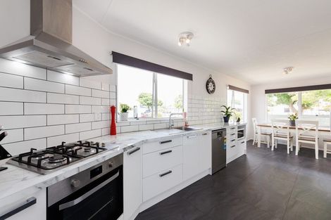 Photo of property in 3 Forbes Place, Kelvin Grove, Palmerston North, 4414