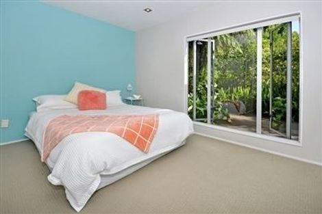 Photo of property in 20 Garmons Way, Castor Bay, Auckland, 0620