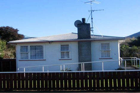 Photo of property in 5 Hardie Grove, Featherston, 5710