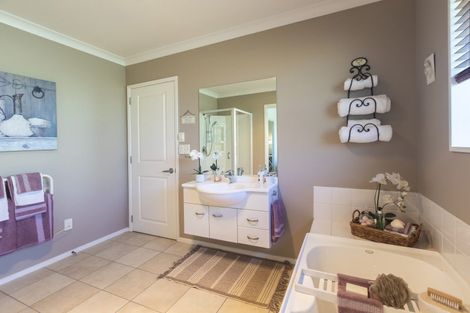 Photo of property in 10 Willowview Drive, Redwood, Christchurch, 8051