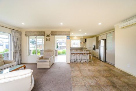 Photo of property in 1 Silkwood Place, Fitzherbert, Palmerston North, 4410