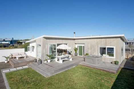 Photo of property in 21 Ocean Beach Street, Foxton Beach, Foxton, 4815