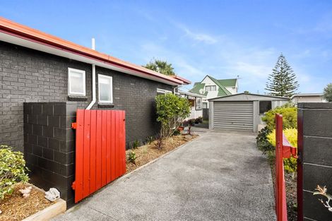 Photo of property in 42 Yeovil Road, Te Atatu Peninsula, Auckland, 0610