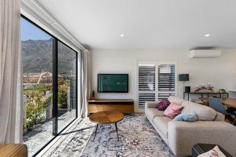 Photo of property in 10 Chapman Way, Jacks Point, 9371