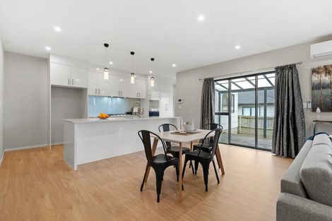 Photo of property in 10 Twin Parks Rise, Papakura, 2110