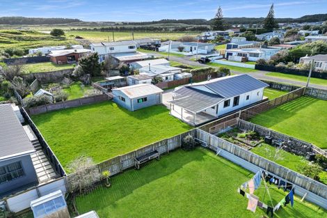 Photo of property in 2 Huia Street, Foxton Beach, Foxton, 4815
