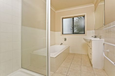 Photo of property in 22 Greenleaf Way, Northcross, Auckland, 0630