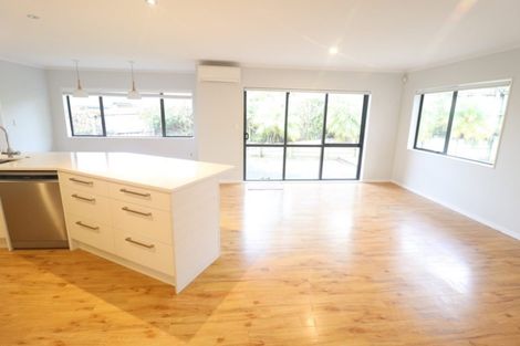 Photo of property in 12 Thomas Hamer Place, Greenhithe, Auckland, 0632