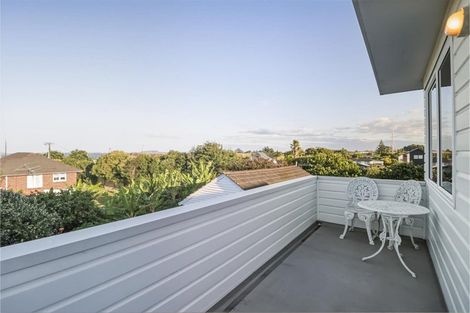 Photo of property in 2 Toru Street, Te Atatu Peninsula, Auckland, 0610