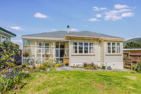Photo of property in 4 Mexted Terrace, Tawa, Wellington, 5028